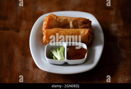 Lumpia auf einem weißen Teller mit Chilisauce und Chilisauce. Lumpia ist ein typisches Essen aus Indonesien Stockfoto