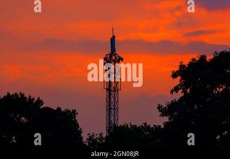 Jakarta, Indonesien, 18. September 2021: Eine Basis-Transceiver-Station (BTS) bei Sonnenuntergang, BTS Telecommunication Stockfoto