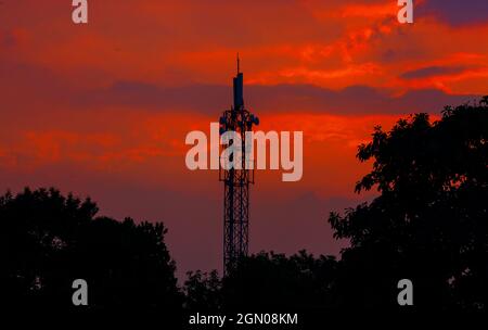 Jakarta, Indonesien, 18. September 2021: Eine Basis-Transceiver-Station (BTS) bei Sonnenuntergang, BTS Telecommunication Stockfoto