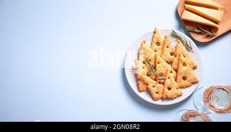 Parmesan pikante Plätzchen mit Rosmarin. Salzige Käsekekse. Gesunder Snack. Hintergrundbild. Draufsicht, Kopierplatz, flach liegend. Stockfoto