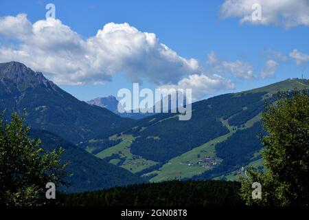 Blick von links nach rechts auf die Geisler und den Sass de Putia als Kulisse auf den Kronplatz Stockfoto