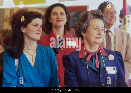 Austin Texas USA, 22. Dezember 1982: Die Witwe von Präs. Lyndon Johnson, Lady Bird Johnson, steht mit ihren Töchtern Luci, links, und Lynda, Mitte, bei der Einweihungsfeier des Wildflower Center. Der Kongressabgeordnete Jake Pickle steht ganz rechts. ©Bob Daemmrich Stockfoto