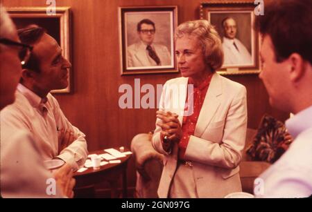 Austin Texas USA, 1985: Sandra Day O'Connor, die erste Frau, die zum Obergericht ernannt wurde, spricht mit Jurastudenten der University of Texas an der Austin Law School. ©Bob Daemmrich Stockfoto