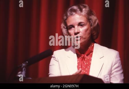 Austin Texas USA, 1985: Sandra Day O'Connor, die erste Frau, die zum Obergericht ernannt wurde, spricht mit Jurastudenten der University of Texas an der Austin Law School. ©Bob Daemmrich Stockfoto