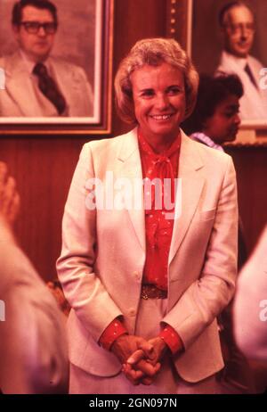 Austin Texas USA, 1985: Sandra Day O'Connor, die erste Frau, die zum Obergericht ernannt wurde, spricht mit Jurastudenten der University of Texas an der Austin Law School. ©Bob Daemmrich Stockfoto