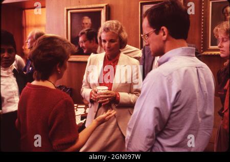 Austin Texas USA, 1985: Sandra Day O'Connor, die erste Frau, die zum Obergericht ernannt wurde, spricht mit Jurastudenten der University of Texas an der Austin Law School. ©Bob Daemmrich Stockfoto