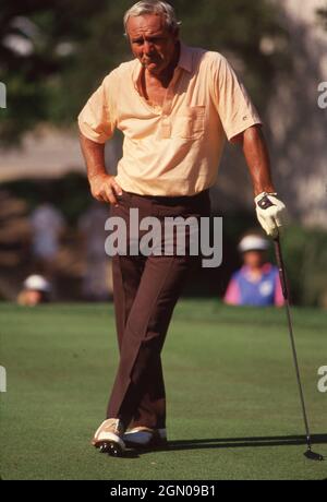 Austin Texas USA, 1988: Der legendäre Profi-Golfer ARNOLD PALMER spielt beim Legends of Golf Turnier für Senioren-Golfer. Stockfoto