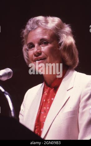 Austin Texas USA, 1985: Sandra Day O'Connor, die erste Frau, die zum Obergericht ernannt wurde, spricht mit Jurastudenten der University of Texas an der Austin Law School. ©Bob Daemmrich Stockfoto