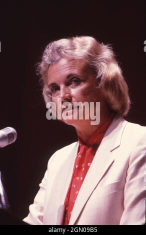 Austin Texas USA, 1985: Sandra Day O'Connor, die erste Frau, die zum Obergericht ernannt wurde, spricht mit Jurastudenten der University of Texas an der Austin Law School. ©Bob Daemmrich Stockfoto