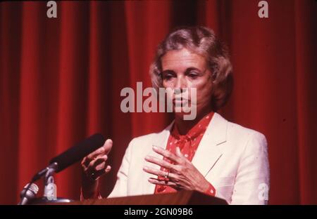 Austin Texas USA, 1985: Sandra Day O'Connor, die erste Frau, die zum Obergericht ernannt wurde, spricht mit Jurastudenten der University of Texas an der Austin Law School. ©Bob Daemmrich Stockfoto