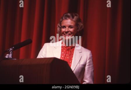 Austin Texas USA, 1985: Sandra Day O'Connor, die erste Frau, die zum Obergericht ernannt wurde, spricht mit Jurastudenten der University of Texas an der Austin Law School. ©Bob Daemmrich Stockfoto