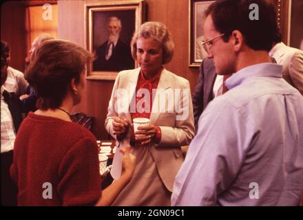 Austin Texas USA, 1985: Sandra Day O'Connor, die erste Frau, die zum Obergericht ernannt wurde, spricht mit Jurastudenten der University of Texas an der Austin Law School. ©Bob Daemmrich Stockfoto