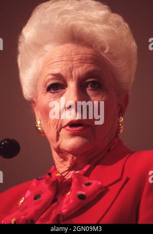 Austin Texas USA, um 1993: Die Gouverneurin von Texas, ANN RICHARDS, spricht während einer Pressekonferenz mit den Medien. ©Bob Daemmrich Stockfoto