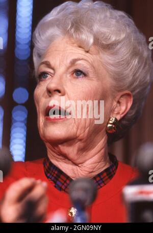 Austin Texas USA, um 1993: Die Gouverneurin von Texas, ANN RICHARDS, spricht während einer Pressekonferenz mit den Medien. ©Bob Daemmrich Stockfoto