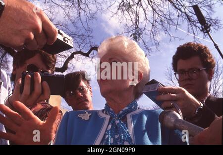 Austin Texas USA, um 1993: Die Gouverneurin von Texas, ANN RICHARDS, spricht während einer Pressekonferenz mit den Medien. ©Bob Daemmrich Stockfoto