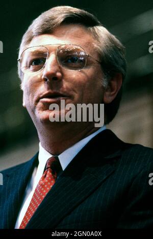 Austin Texas USA, um 1985: Der demokratische Gouverneur MARK WHITE, der seine Pflichten im Texas Capitol während seiner einzigen Amtszeit, 1983-1987, wahrnahm. ©Bob Daemmrich Stockfoto