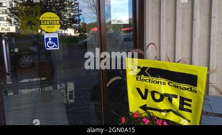 Toronto, Ontario, Kanada - 09/20/2021: Wahlen in Kanada am 20. September 2021. Richtungsschild zur Anzeige der Wahlstation in einer Wohnwohnung Stockfoto