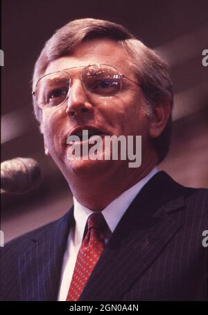 Austin Texas USA, um 1985: Der demokratische Gouverneur MARK WHITE, der seine Pflichten im Texas Capitol während seiner einzigen Amtszeit, 1983-1987, wahrnahm. ©Bob Daemmrich Stockfoto