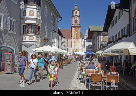 Obermarkt mit Blick auf die Kirche St. Peter und Paul, Mittenwald, Oberbayern, Bayern, Deutschland Stockfoto