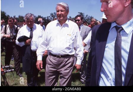 Wichita Kansas USA, 18. Juni 1992: Der russische Präsident BORIS YELTSIN besichtigt eine 2000 Hektar große Weizenfarm in der Nähe von Wichita, wo er die Ernte bewunderte und einen Mähdrescher fuhr. ©Bob Daemmrich Stockfoto