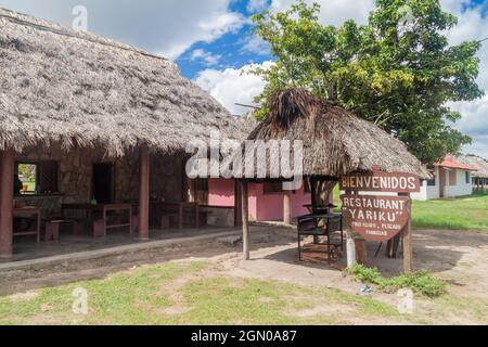 GRAN SABANA, VENEZUELA - 13. AUGUST 2015: Ländliches Restaurant in einem indigenen Dorf in der Region Gran Sabana in Venezuela Stockfoto