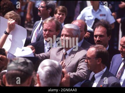 Wichita Kansas USA, 18. Juni 1992: Der russische Präsident BORIS YELTSIN und sein Gefolge kommen am Luftwaffenstützpunkt McConnell an, bevor sie eine nahegelegene Weizenfarm besichtigen. ©Bob Daemmrich Stockfoto