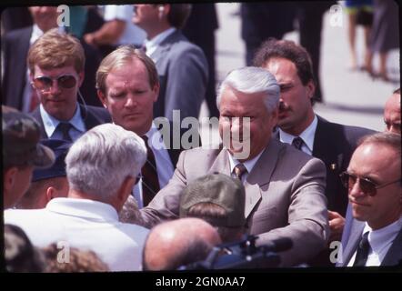 Wichita Kansas USA, 18. Juni 1992: Der russische Präsident BORIS YELTSIN und sein Gefolge kommen am Luftwaffenstützpunkt McConnell an, bevor sie eine nahegelegene Weizenfarm besichtigen. ©Bob Daemmrich Stockfoto