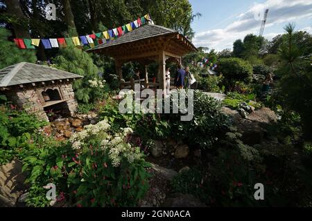 Der Garten zum 50. Geburtstag der Trailfinders, entworfen von Jonathan Snow, der während der RHS Chelsea Flower Show im Royal Hospital Chelsea, London, mit einem Gold in den Show Garden Awards ausgezeichnet wurde. Bilddatum: Dienstag, 21. September 2021. Stockfoto