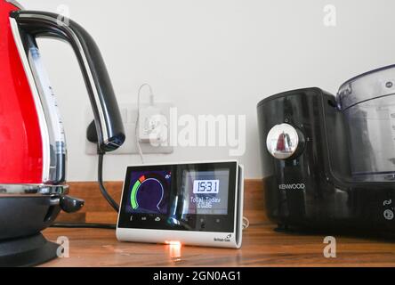 British Gas Smart Meter in der britischen Küche neben einem Wasserkocher Stockfoto