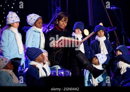 First Lady Michelle Obama liest „‘Twas the Night before Christmas“ bei der National Christmas Tree Lighting Ceremony on the Ellipse in Washington, D.C., am 9. Dezember 2010. (Offizielles Foto des Weißen Hauses von Pete Souza) Dieses offizielle Foto des Weißen Hauses wird nur zur Veröffentlichung durch Nachrichtenorganisationen und/oder zum persönlichen Druck durch die Betreffzeile(en) des Fotos zur Verfügung gestellt. Das Foto darf in keiner Weise manipuliert werden und darf nicht in kommerziellen oder politischen Materialien, Anzeigen, E-Mails, Produkten oder Werbeaktionen verwendet werden, die in irgendeiner Weise die Zustimmung oder Billigung des Präsidenten nahelege Stockfoto