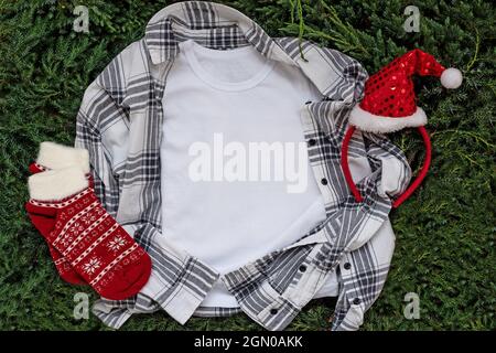 T-Shirt in weißer, leerer Vorlage mit Copyspace und Weihnachtskonzept. Stockfoto