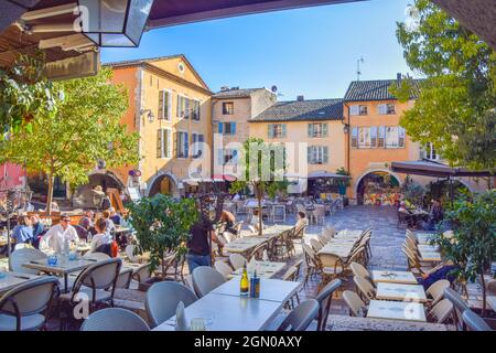 Valbonne, Frankreich. November 2019. Place des Arcades Stadtplatz im Dorf Valbonne, Blick bei Tag. Quelle: Vuk Valcic/Alamy Stockfoto