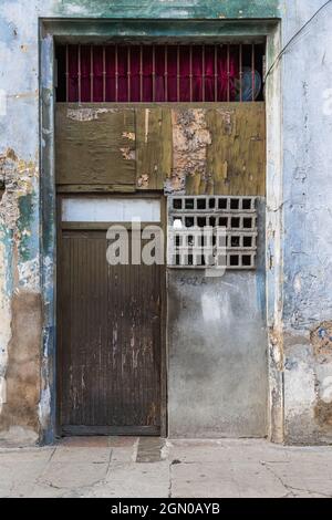 Vertikale Aufnahme der Eingangstür in verwitterter alter Fassade außerhalb von Havanna, Kuba Stockfoto