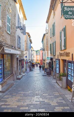 Eine Straße in Valbonne, Südfrankreich Stockfoto
