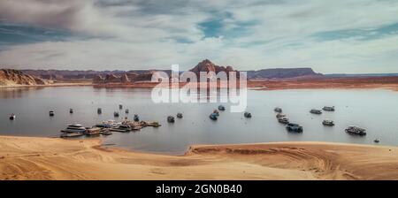 Hausboote auf dem Lake Powell im warmen Morgenlicht. Stockfoto