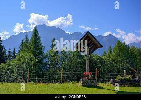 Wegkreuze auf der Sternalp oberhalb der Stadt Lienz mit den Dolomiten im Hintergrund, Österreich Stockfoto