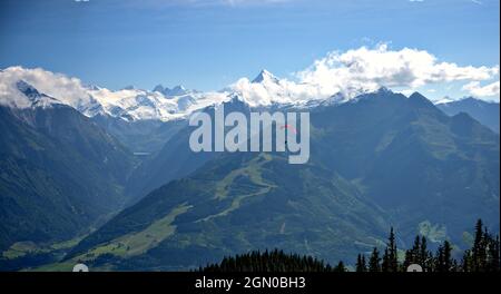 Blick vom Berg Schmittenhöhe auf das Panorama der teilweise verschneiten Gipfel der Hohen Tauern mit Kitzsteinhorn- und Glockner-Gruppe in Th Stockfoto