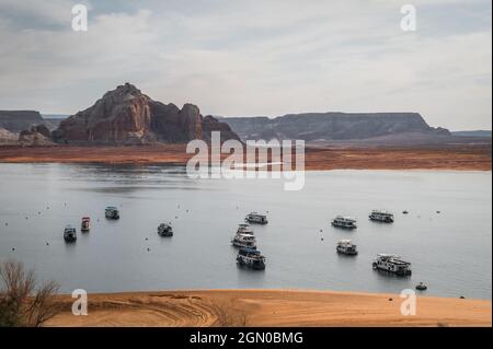 Hausboote auf dem Lake Powell im warmen Morgenlicht. Stockfoto