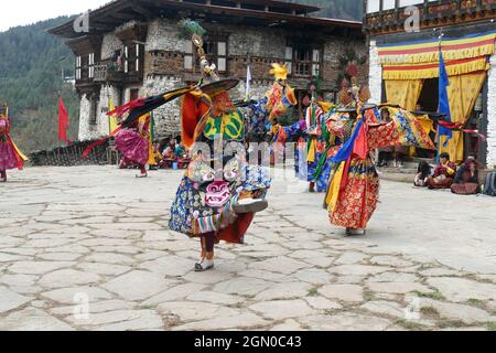 BUMTHANG, BHUTAN - 13. Dez 2019: Die traditionell gekleideten Tänzer feiern den Sieg des Guten beim Nalakar Tsechu Festival in Bhutan Stockfoto