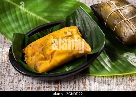 Tamale Typisches Kolumbianisches Essen In Bananenblättern Verpackt Stockfoto