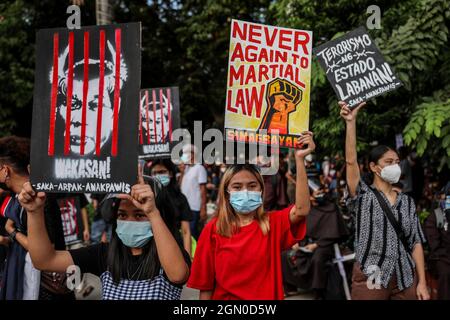 Manila, Philippinen. September 2021. Philippinische Aktivisten halten während eines Protestes zum Jahrestag des Kriegsrechts von 1972 in Manila, Philippinen, Zeichen. 21. September 2021. Verschiedene Gruppen feierten den 49. Jahrestag der Erklärung des Kriegsrechts durch den verstorbenen philippinischen Diktator Ferdinand Marcos mit einem Aufschrei gegen die gegenwärtige Regierung, von der sie sagen, dass sie autoritäre Tendenzen und Menschenrechtsverletzungen habe (Foto: © Basilio Sepe/ZUMA Press Wire) Stockfoto