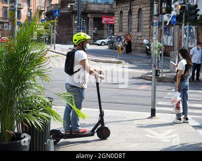 MAILAND, ITALIEN - 08. Aug 2021: Eine Aufnahme eines Mannes auf einem Roller im Freien in Chinatown, Mailand, Italien, Sommer 2021 Stockfoto