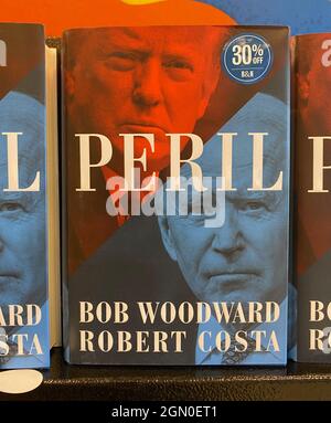 Mount Pleasant, Wisconsin, USA. September 2021. Bob Woodward und Robert Costas Buch „Gefahr“ über das Ende der Trump-Präsidentschaft ging am Dienstag, dem 21. September 2021, in den Handel. Das Buch wird am ersten Verkaufstag in der Barnes & Noble Buchhandlung im Dorf Mount Pleasant, Wisconsin, gezeigt. (Bild: © Mark Hertzberg/ZUMA Press Wire) Stockfoto