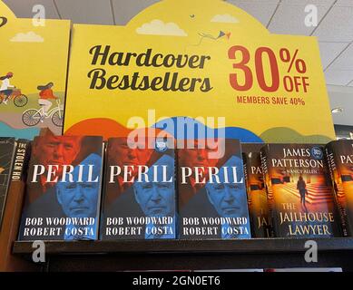 Mount Pleasant, Wisconsin, USA. September 2021. Bob Woodward und Robert Costas Buch „Gefahr“ über das Ende der Trump-Präsidentschaft ging am Dienstag, dem 21. September 2021, in den Handel. Das Buch wird am ersten Verkaufstag in der Barnes & Noble Buchhandlung im Dorf Mount Pleasant, Wisconsin, gezeigt. (Bild: © Mark Hertzberg/ZUMA Press Wire) Stockfoto