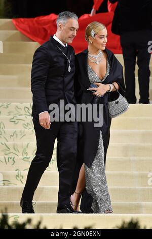 Rita Ora und Taika Waititi nehmen am 13. September 20 an der Met Gala 2021 in America: A Lexicon of Fashion im Metropolitan Museum of Art Teil Stockfoto