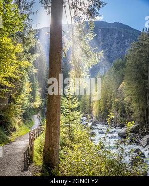 Wanderweg auf der Ötztaler Ache in Ötztal, Oetz, Tirol, Österreich Stockfoto