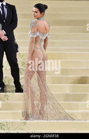 Kendall Jenner nimmt an der 2021 Met Gala Celebrating in America: A Lexicon of Fashion im Metropolitan Museum of Art am 13. September 2021 in New Y Teil Stockfoto