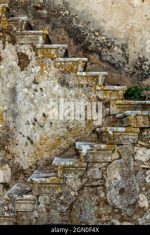 Alte Steintreppen, historische Steintreppen, Steintreppen auf einem alten Gebäude, zwei Treppen aus Stein, Steintreppen, Steintreppe, Steintreppe Stockfoto