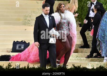 Alexis Ohanian und Serena Williams nehmen an der Met Gala 2021 Teil, bei der in America: A Lexicon of Fashion im Metropolitan Museum of Art am Septembe gefeiert wird Stockfoto