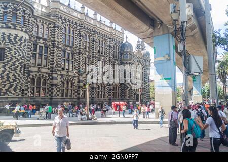 MEDELLIN, KOLUMBIEN - 1. SEPTEMBER 2015: Erhöhte Metrolinie fährt am Kulturpalast in Medellin vorbei. Stockfoto